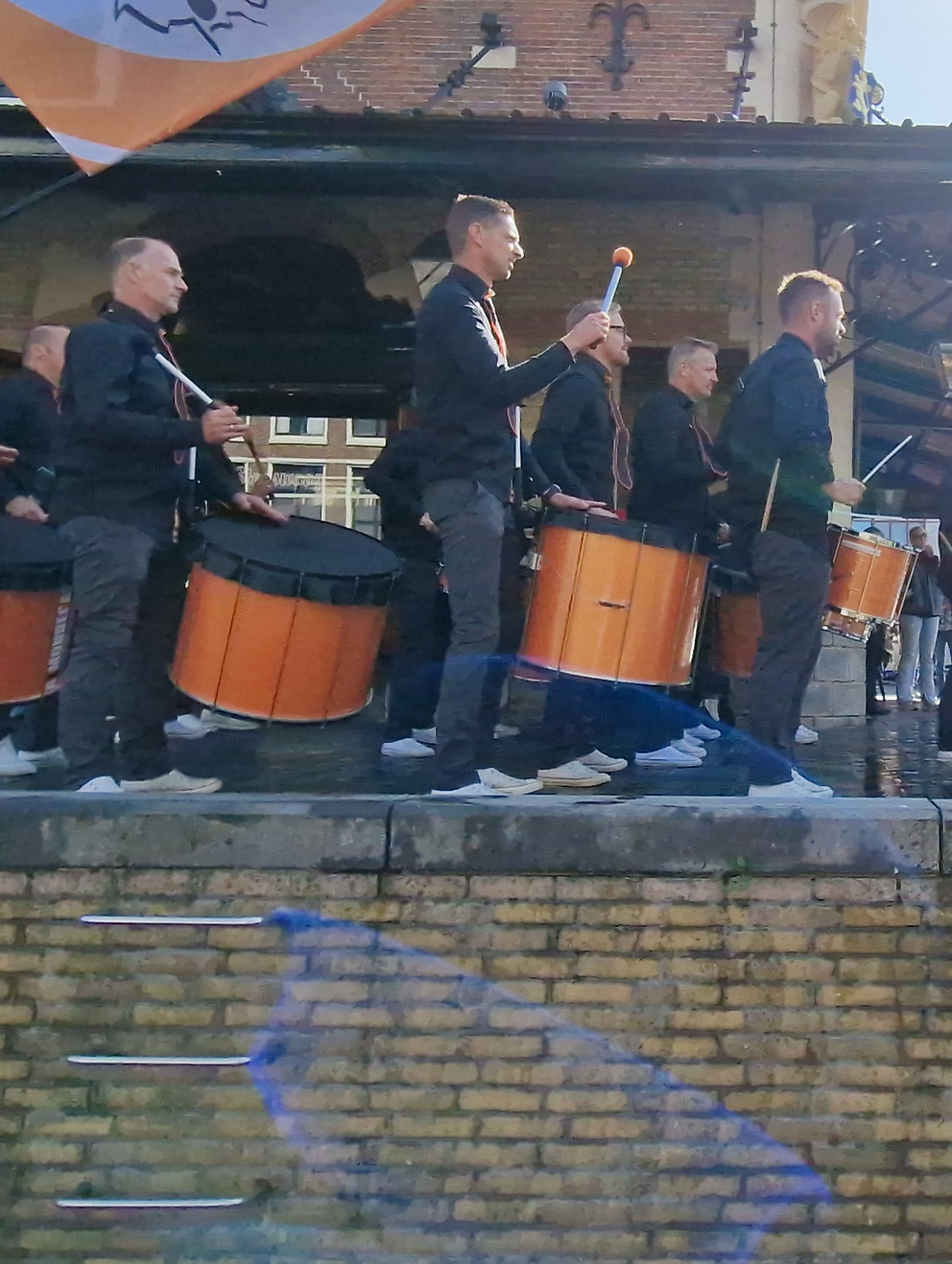 Slagwerkers met grote trommels tijdens een buitenoptreden