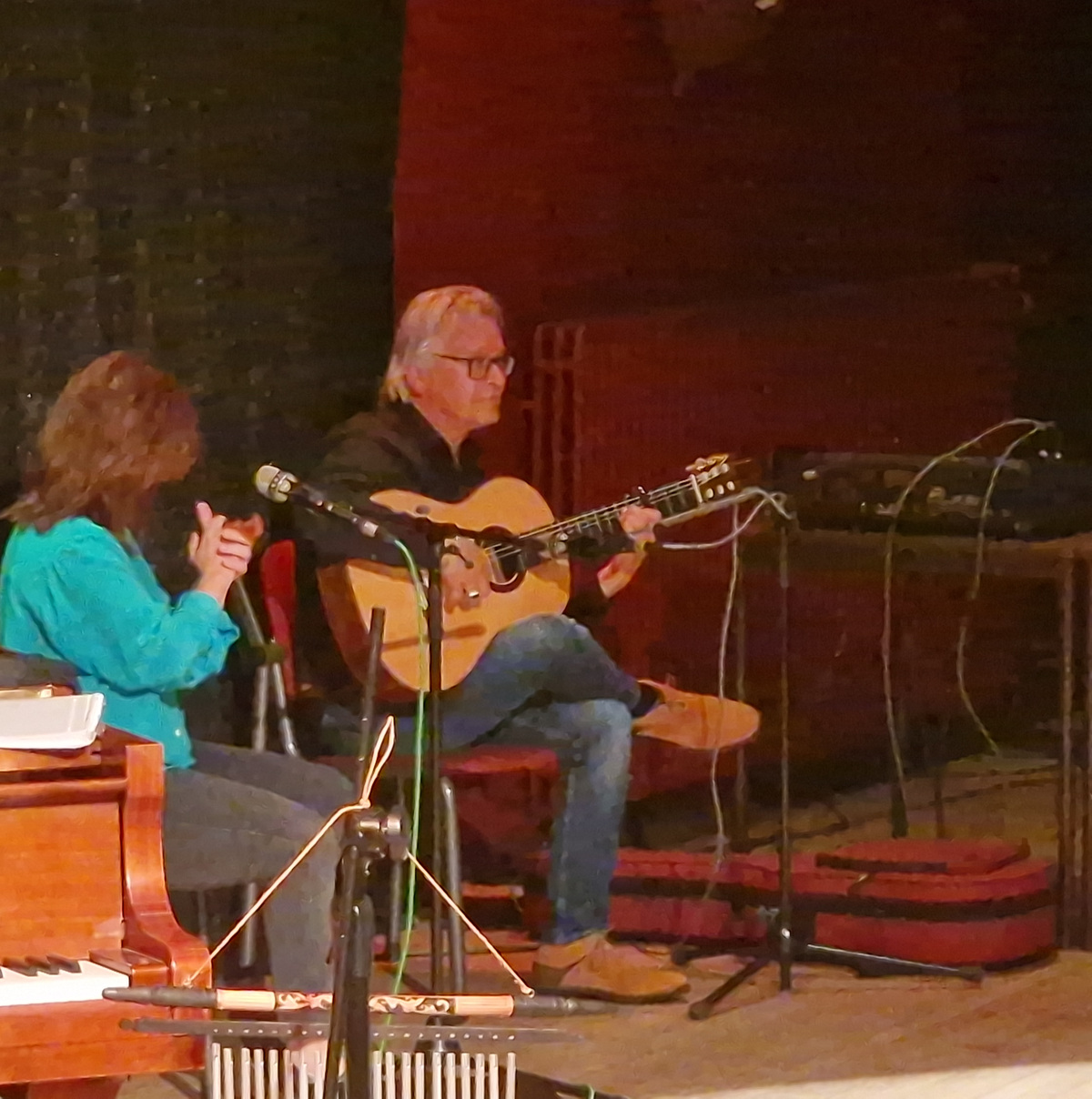 Zangeres en gitarist samen tijdens een intiem optreden