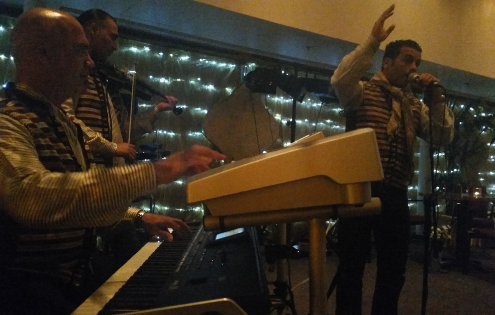 Keyboardspeler met zanger tijdens een live optreden