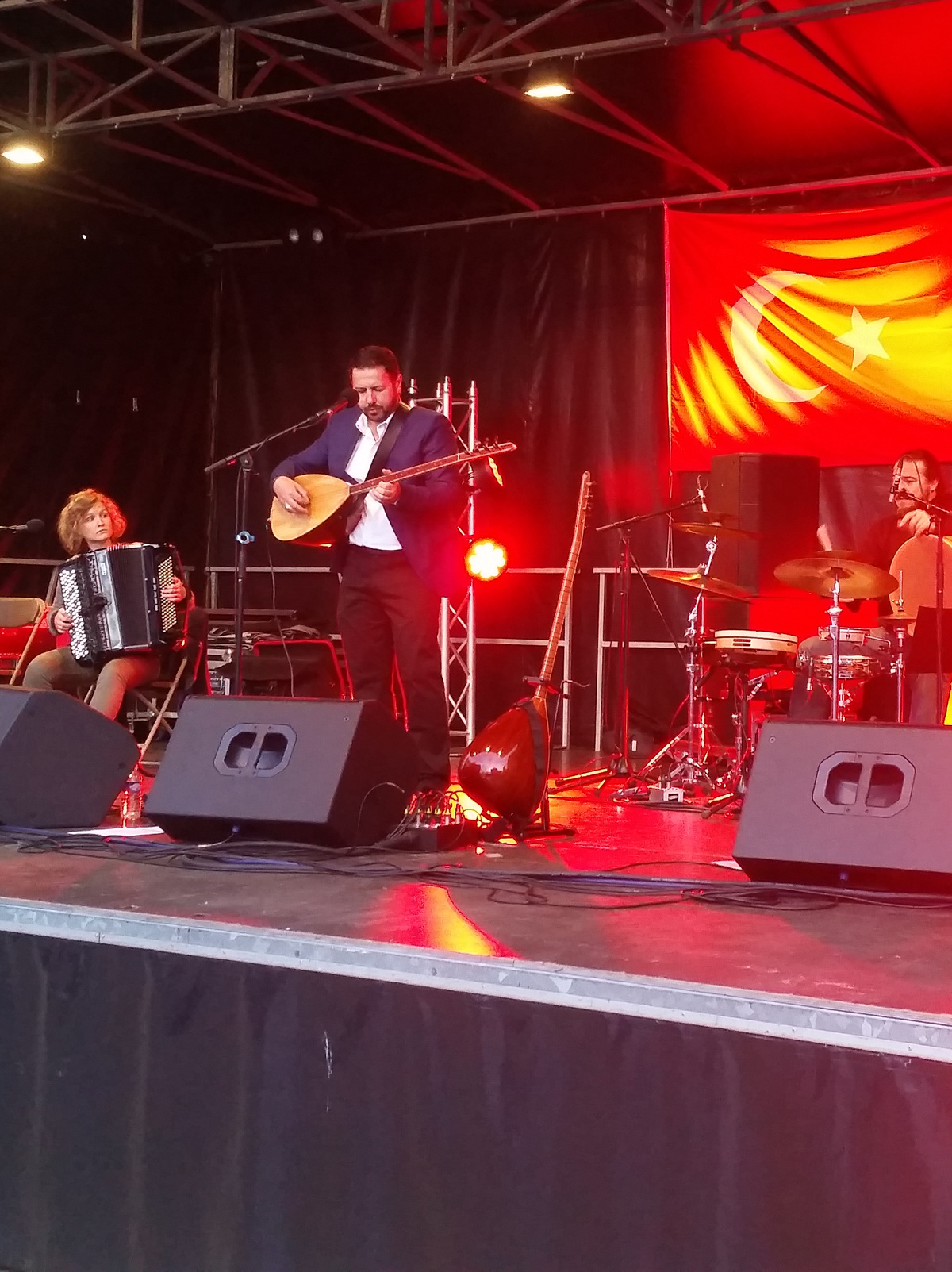 Band met zang en meerdere instrumenten op een verlicht podium
